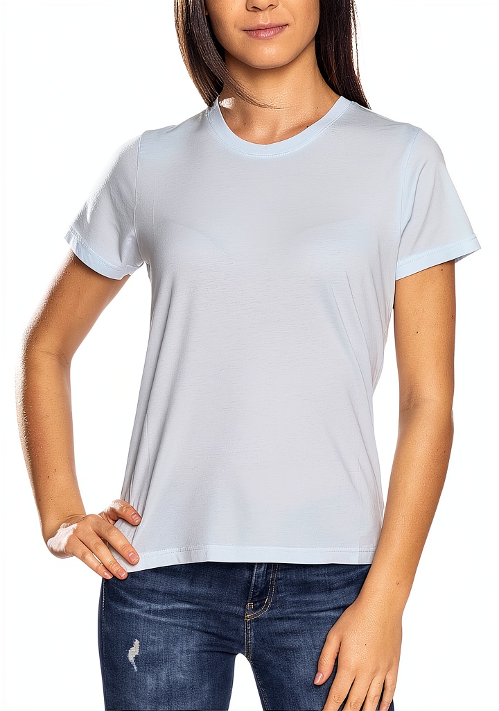 T-shirt COLORFUL STANDARD femme bleu clair porté en situation décontractée